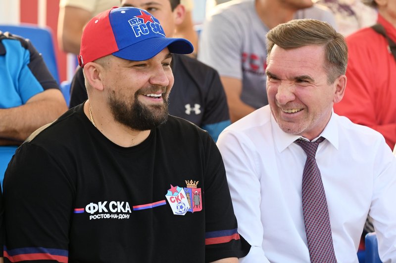 мерч клуба СКА и певец Баста